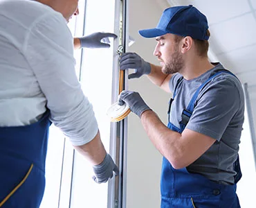 glass repair experts in Whitby Shores